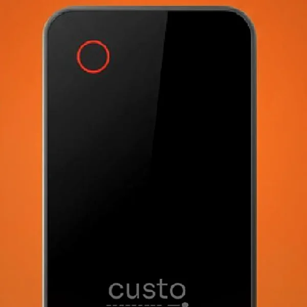 Localizador Custo Business sobre fondo naranja
