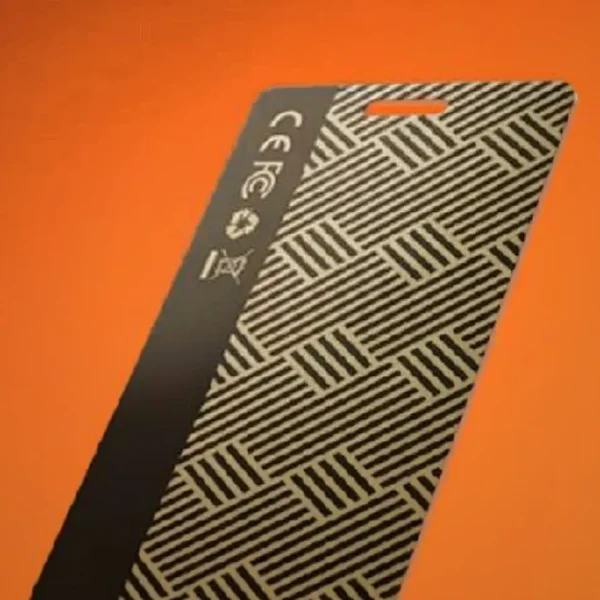 Localizador Custo Card sobre fondo naranja