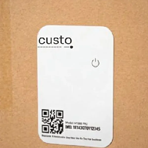 Localizador Custo Tag pro sobre fondo naranja